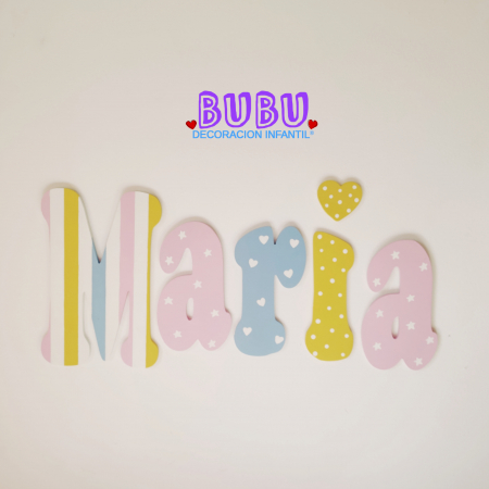 Nombres bonitos para decorar en madera para la habitación infantil con diseños personalizados. letras decoradas
